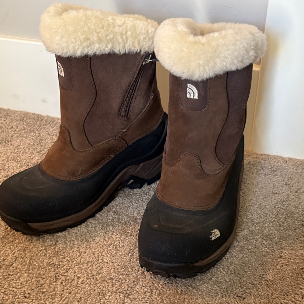 North Face Greenland  Brown and black  Winter Boots with prima-loft Fur Lining.